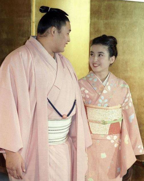 宮澤理惠(右)1992年曾與相撲選手貴乃花(左)訂婚。(翻攝自網路)