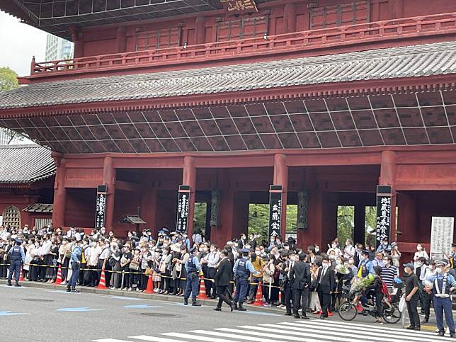 日本民眾在東京增上寺外，送別已故前首相安倍晉三。 （中央社）