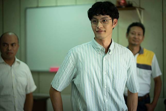 曹佑寧在劇中斜槓英文教師，教起車行司機說英文。(圖／華視、LINE TV提供)