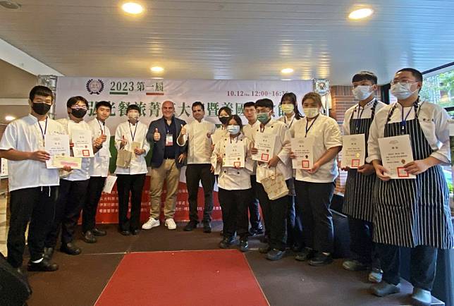 第一屆弘光餐旅菁英大賽，獲得金牌的六組高中學生。（記者陳金龍攝）