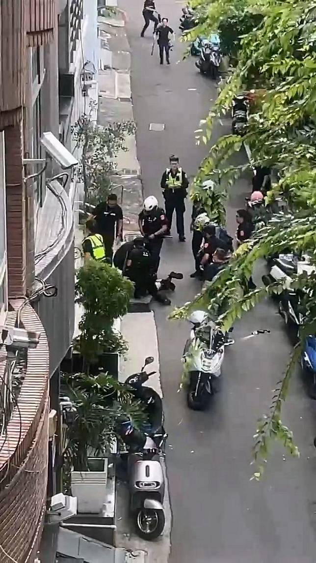 大批員警持槍包圍並開槍射擊，嫌犯中彈後倒地就逮。民眾提供