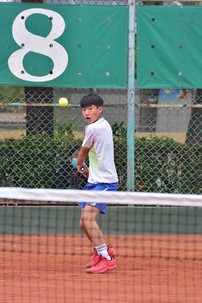 14歲的網球小將陳冠守是國內男子網球明日之星，潛力十足。(蔡再基提供)