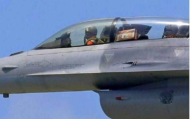 F-16戰機居然違規夾帶麻糬上機