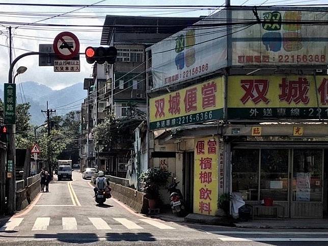 新店區雙城橋原先因橋面狹窄而有人車爭道現象，嚴重影響通行安全，最近由養工處完成增設鋼構人行橋，提供行人專用跨河通路。圖為施工前。   圖：新北市工務局養工處提供