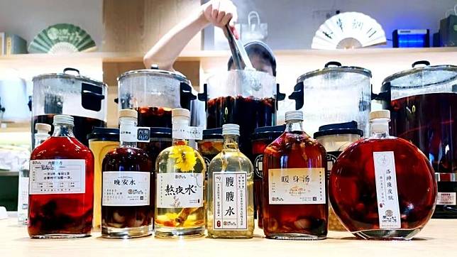 This photo taken on Dec. 2, 2023 shows herbal tea drinks at a tea shop in Kunming, capital of southwest China's Yunnan Province. (Xinhua)