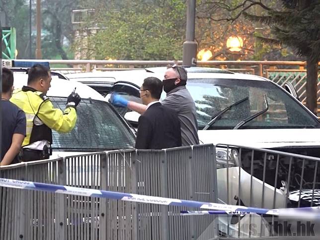 警方下午調查一宗網約車劫案時，追截有關車輛至港鐵太和站附近，截停涉案私家車，一名交通警追截期間一度向私家車開槍。