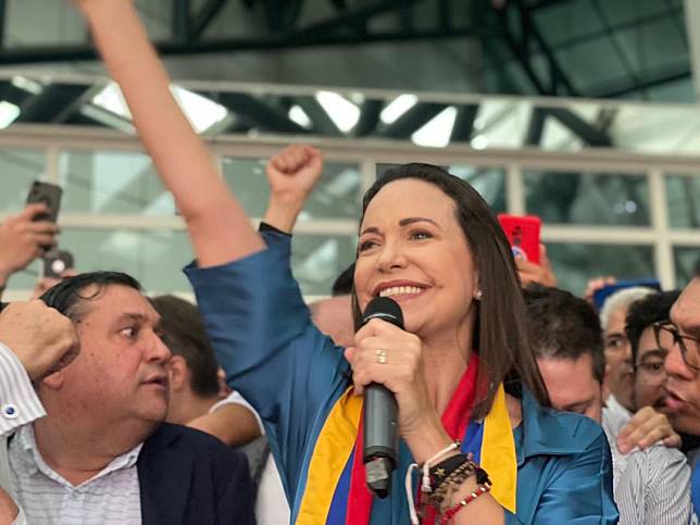 委內瑞拉反對派領袖馬查多(Maria Corina Machado)(圖)遭禁參與公職15年，但所屬政黨繼續派出另一位教授對抗現任總統馬杜洛。 (圖:@MariaCorinaYA)