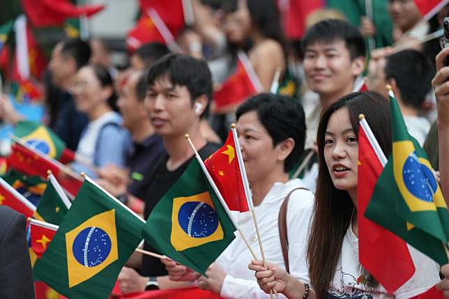 People welcome Chinese President Xi Jinping in Rio de Janeiro, Brazil, Nov. 17, 2024. Xi arrived here Sunday for the 19th G20 Summit and a state visit to Brazil at the invitation of President Luiz Inacio Lula da Silva. (Xinhua/Li Yan)