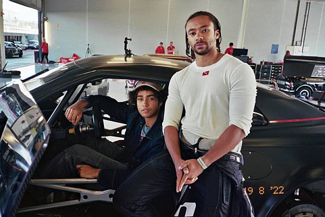 揚馬登伯勒(右)在《GT：跨界玩家》親自擔任飾演他的亞契馬德維的賽車替身。(索尼影業提供)