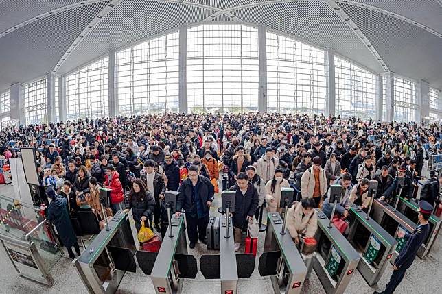 Passengers wait to board their trains at Wenzhou South Railway Station in Wenzhou, east China's Zhejiang Province, Feb. 17, 2024. China witnessed an increase of passenger trips on the last day of the eight-day Spring Festival holiday. (Photo by Liu Jili/Xinhua)