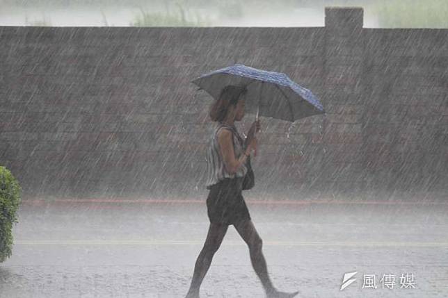 輕度颱風「丹娜絲」16日午後成形，從18日起全台灣容易有雷陣雨發生。（資料照，方炳超攝）