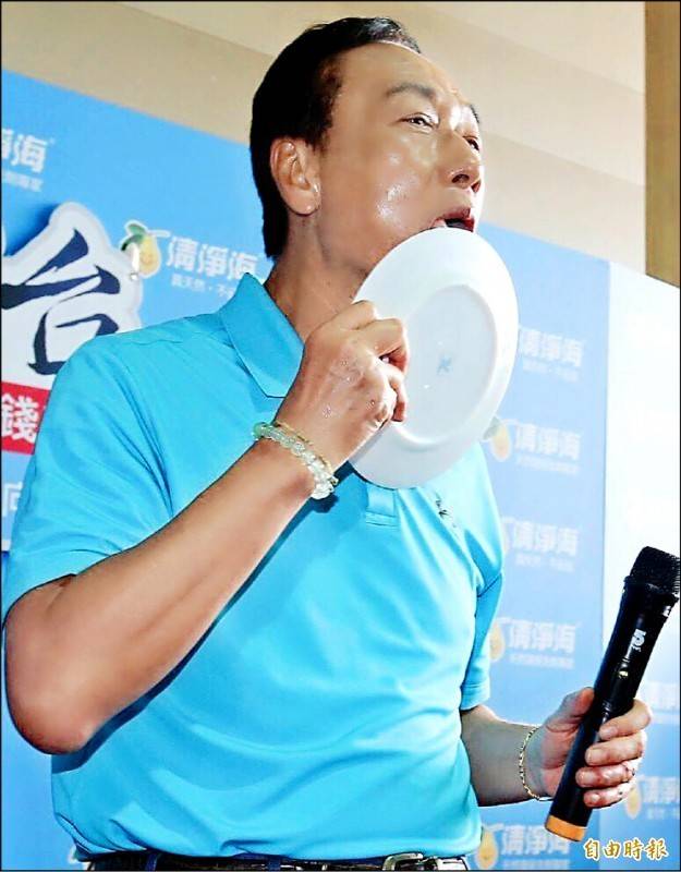 鴻海董事長郭台銘昨天上午試用環保清潔劑洗碗盤，還伸出舌頭舔了好幾口。(資料照)