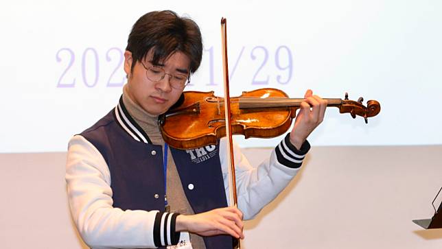 兩岸學生音樂交流，陽明交通大學陽明校區，北京清華大學李澤森演奏梁祝。廖瑞祥攝