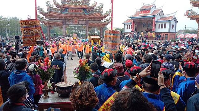 西港慶安宮「西港香」二十三日請媽祖，鹿耳門天后宮湧現香客人潮。（記者陳治交攝）