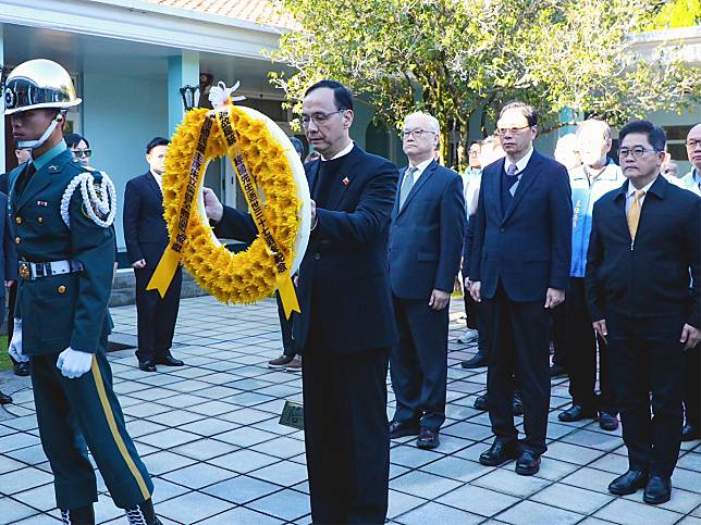 國民黨主席朱立倫帶領黨內一級幹部和中常委，前往桃園大溪「頭寮」謁陵。（圖：國民黨文傳會提供）