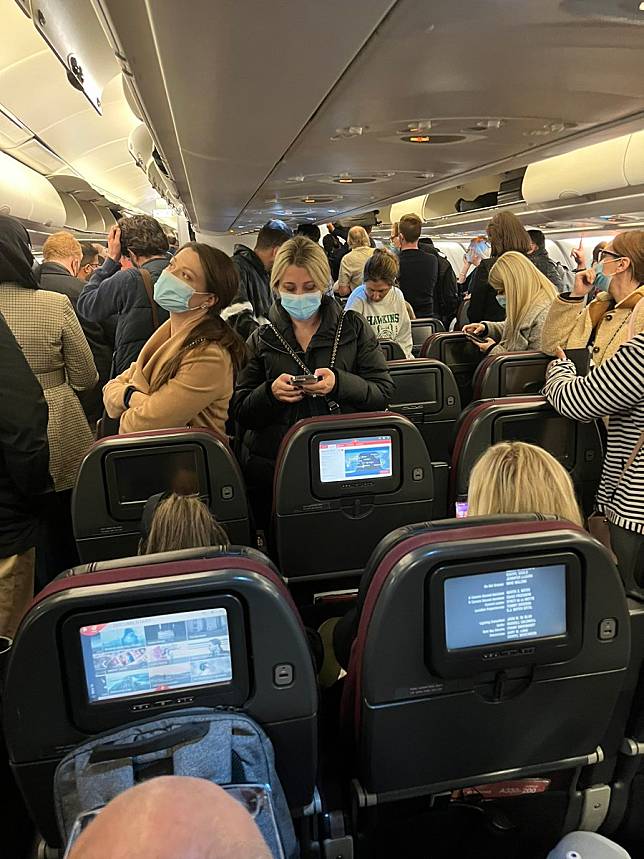 200 多名飛機乘客被要求二次接受安檢。   圖: 翻攝自 Patrick Durkin 推特