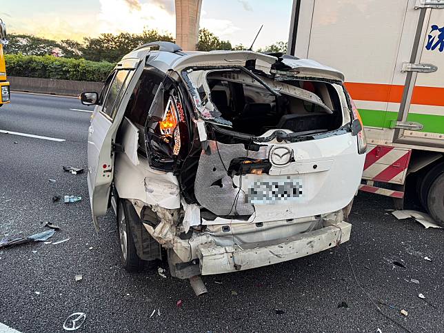 林男駕駛營大貨車時，疑未保持行車安全距離，於國道1號64公里平鎮路段追撞前方3小客車。圖：讀者提供