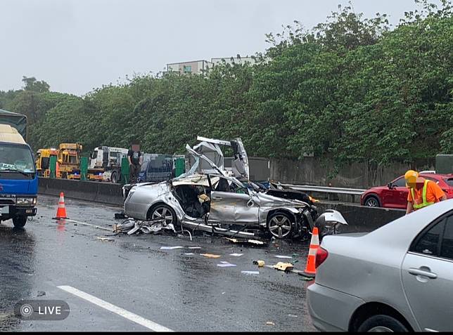 小客車遭鋼條砸毀。圖：讀者提供