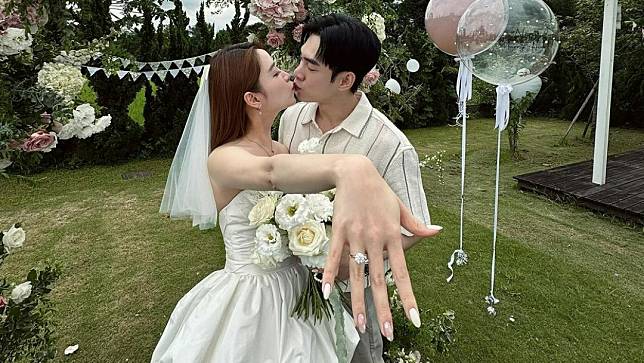歐陽妮妮（左）秀出手上的大鑽戒，甜蜜擁吻張書豪。翻攝nanaouyang IG