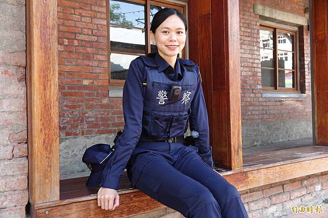 彰化縣鹿港和興派出所正妹女警陳虹穎有雙逆天長腿，臉蛋還撞臉宋芸樺。(記者劉曉欣攝)