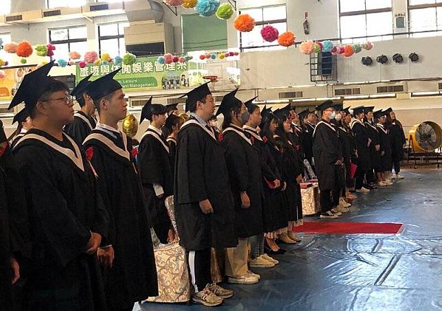 大同技術學院15日舉行最後一屆畢業典禮，有70名畢 業生參與，畢業生合唱校歌，典禮上離情依依。 中央社記者黃國芳攝 113年6月15日