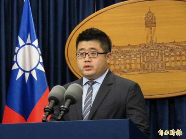 總統府發言人林鶴明呼籲停止傷害農民。(資料照)　