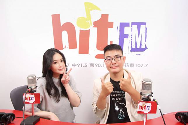 蕭淑慎(左)接受主持人黃揚明專訪分享近況。(Hit Fm提供)