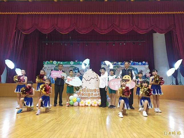 台中市長盧秀燕(中)出席模範兒童暨健康兒童表揚活動。(記者張軒哲攝)