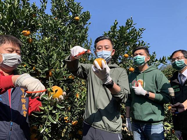 國民黨主席朱立倫4日在新竹宣講公投時說，新竹貢丸要用健康豬肉做，民眾才敢吃。對此，新竹市長林智堅（左2）5日表示，朱立倫不應帶頭混淆視聽、企圖製造假訊息，讓新竹在地產業恐慌。 （新竹市政府提供） 中央社記者郭宣彣傳真 110年12月5日  
