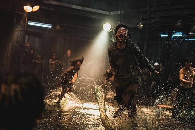 《屍速列車：感染半島》故事背景設在第一集的4年後，韓國再度淪陷於更令人畏懼的活屍大軍中。（車庫娛樂提供）