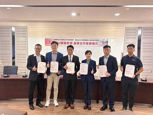 成大南工四日與和通建設、欣雄建設、恆宇建築團隊簽署ＢＩＭ實驗教育產學合作意向書。（記者林雪娟攝）