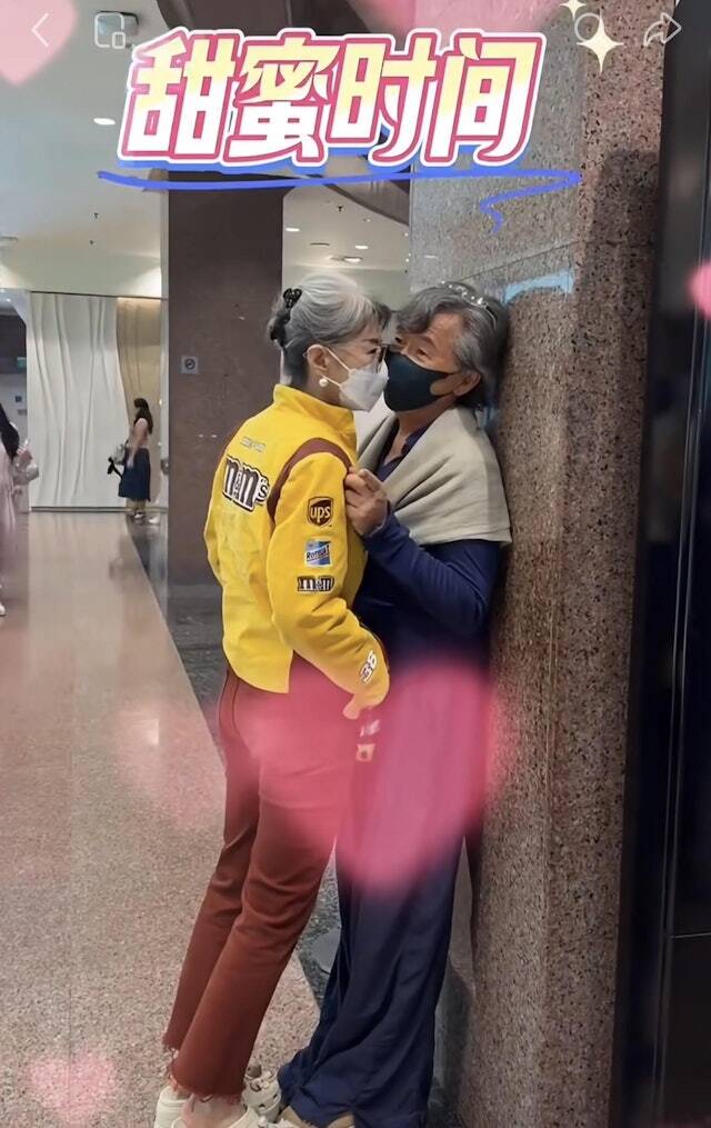 葉蒨文(左)在新加坡被拍到壁咚林子祥。(翻攝自小紅書)