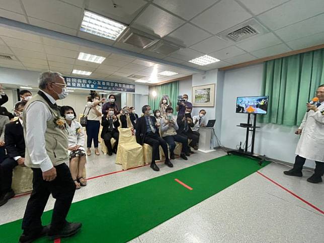 台南市副市長戴謙測試「3D體感步態分析」，經由大數據分析，只需快速走完短短4公尺就能即時知道自己是否為高風險跌倒族群