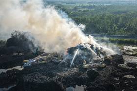 丹娜絲風災產生大量廢棄物，光電板以外的木材、營建廢棄物等暫置在垃圾掩埋場難以去化，因產生沼氣而不時發生火災事故。圖為悶燒中的烏樹林營區暫置垃圾場，近兩週仍無法撲滅，造成嚴重的空汙危害。（攝影／謝佩穎）