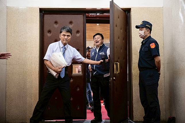 卸任縣長、轉戰立委後，傅崐萁積極運用人脈與資源走向全國，成為國民黨團總召，並在「朝小野大」的全國政局中扮演關鍵角色。圖為2024年5月，在國民黨與民眾黨主導下，立院通過《立法院職權行使法》與《刑法》部分條文修正案；會議結束後，傅崐萁步出議場。（攝影／楊子磊／資料照片）
