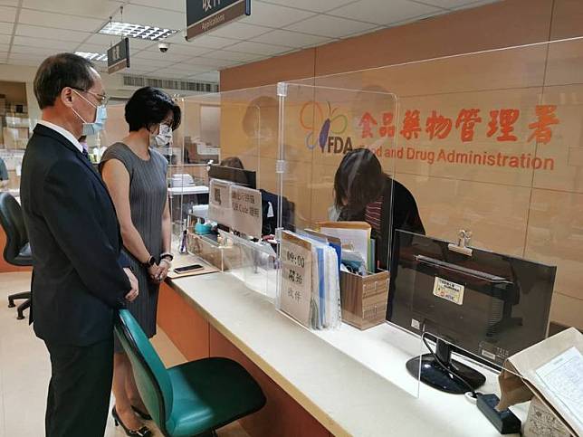 慈濟基金會預計購買疫苗，今天由執行長顏博文(左)正式前往食藥署送件。(慈濟基金會提供)
