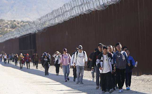 非法入境美國的中國移民數量急增。圖為去年進入得州邊境的中國無證移民。（美聯社資料圖片）
