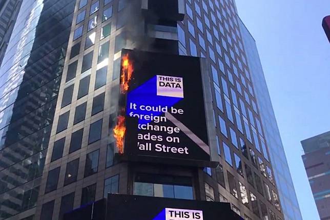 美國紐約時代廣場的電子廣告招牌突然起火。(美聯社)