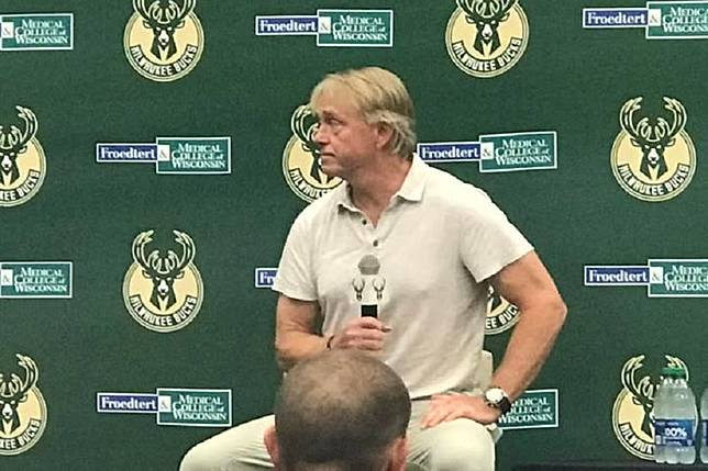 NBA公鹿老闆陷「粉紅吸血」，與中國女一夜情被勒索分一半財產。圖／翻自Lance Allan臉書