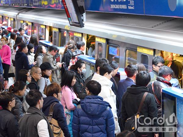 農曆春節假期間台北捷運將視人潮機動加開列車服務，同時開放旅客攜帶自行車搭乘捷運(圖/卡優新聞網)