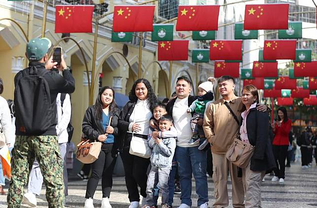 People pose for photos at the Senado Square in south China's Macao, Dec. 20, 2024. (Xinhua/Yao Qilin)