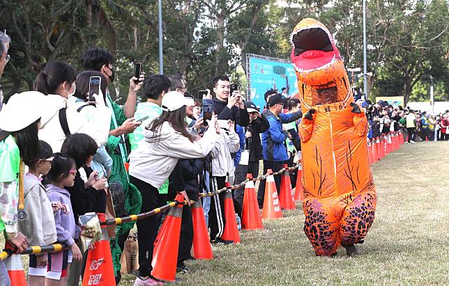 2025高雄富邦馬拉松首日 200多隻恐龍競速狂奔 陳其邁穿上恐龍裝同樂參與