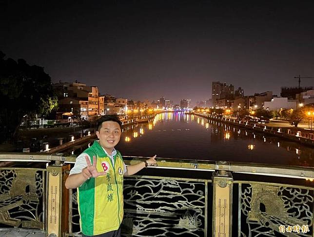 台南安平、南區候選人李啟維，選前之夜邀選民一起漫步運河畔。(記者王姝琇攝)