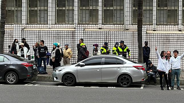 民眾黨支持者在北院外聚集，迎接黨主席柯文哲。陳祖傑攝