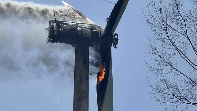 台電位於麥寮保安林地的風場第17號發電機組今天中午起火，包括主機和葉扇都起火，造價約七千多萬元的風機全被燒毀，起火原因待查。記者蔡維斌／攝影