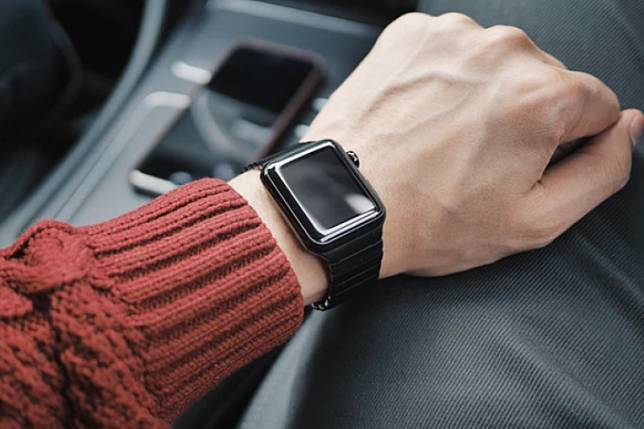 醫師分享了Apple Watch跌倒偵測的功能會幫忙報警的案例。（示意圖／unsplash）