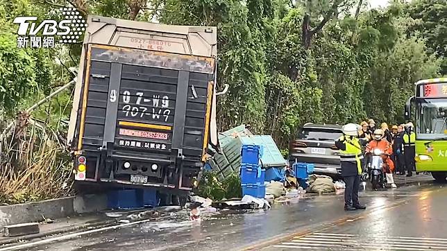 很多山區下坡發生車禍都是因為煞車失靈的關係，有很大一部份原因就是煞車過熱。(圖片來源/ TVBS)