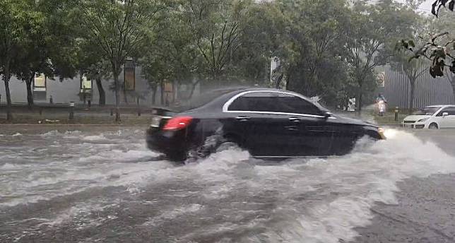 員林雨量居全台之冠，市區如路上行舟，險象環生。(民眾提供)