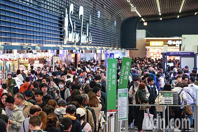 桃園機場春節疏運期間為1月24日至2月3日，建議旅客在航班起飛前3小時抵達機場辦理報到手續，進入安檢區前，提前脫下外套、帽子、圍巾及皮帶等衣物。記者黃仲明／攝影