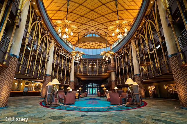 全球迪士尼酒店中唯一以冒險及探索為主題打造的「迪士尼探索家度假酒店」，走進大廳起就能感受滿滿異國風情。圖片：香港迪士尼提供